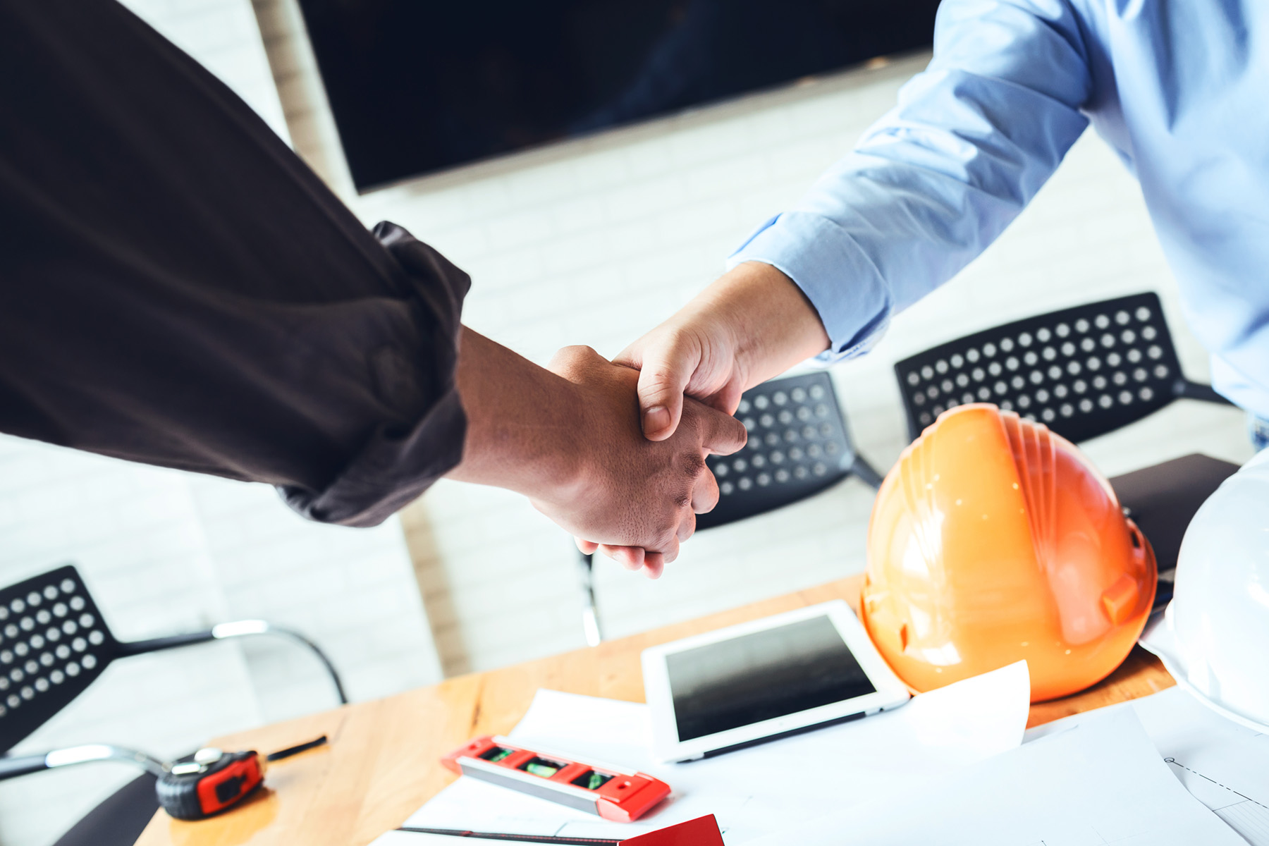hands shaking abaove a contract